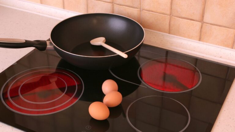 cooktop com panela frigideira e três ovos