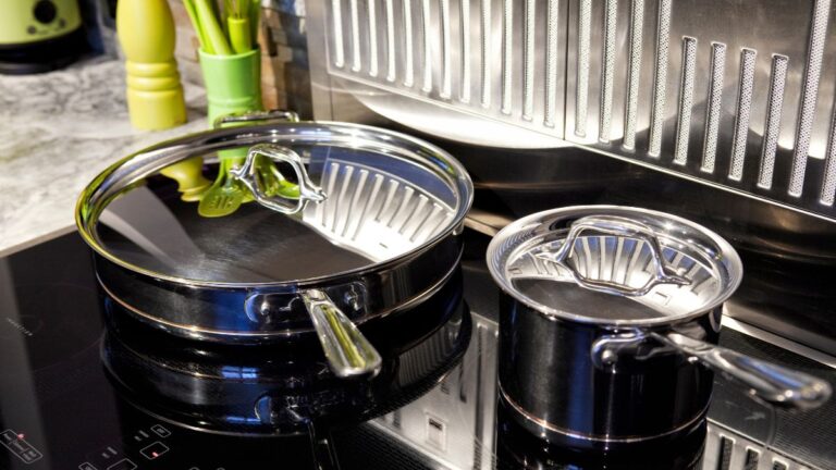 cooktop preto de indução com duas panelas em cima