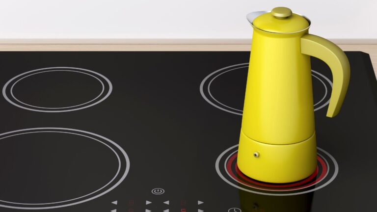 cooktop por indução com uma garrafa amarela em cima na boca
