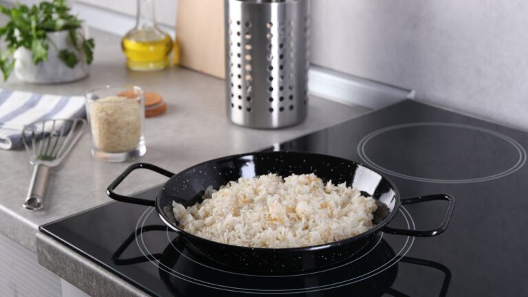 cooktop com panela com arroz