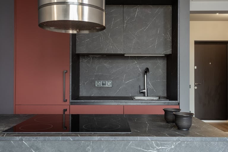 cooktop de indução em uma cozinha moderna