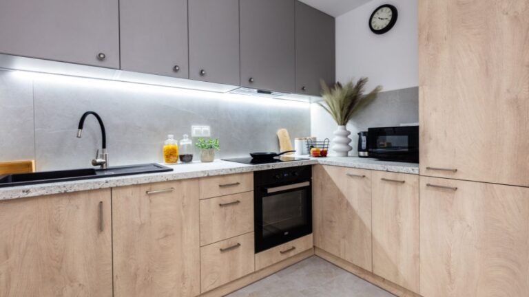 cozinha de apartamento com cooktop e fogão
