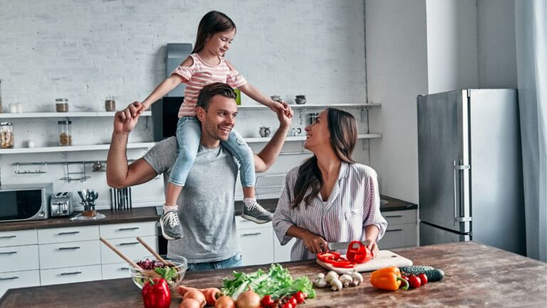 familia na cozinha cozinhando