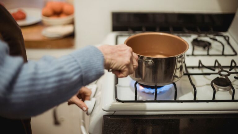 fogão tradicional com uma panela em cima