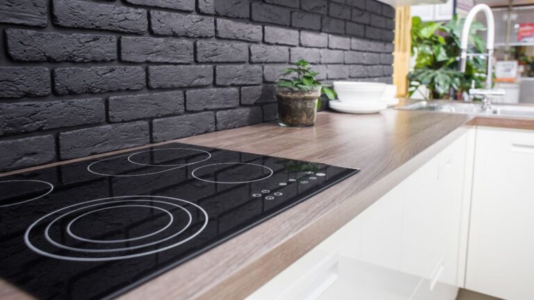 cooktop de indução preto em cima de uma ilha na cozinha