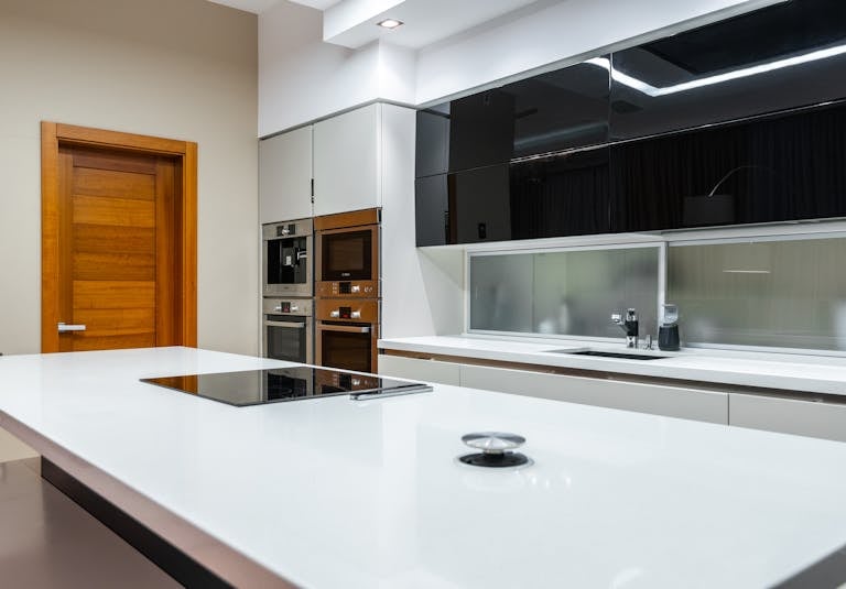 Interior de cozinha moderna e espaçosa com estilo minimalista em apartamento contemporâneo.